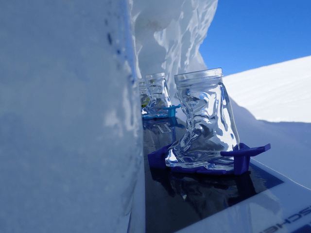 Ski-Shot avec ski et 4 verres en forme de chaussures de ski pour vos soirées entre amis