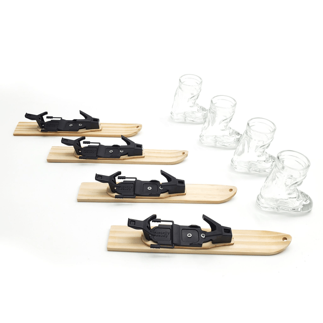 Set de 4 Ski-Shot avec mini-ski, comme décoration de table ou autour du cou pour être toujours prêt à faire santé 