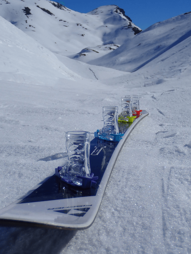 Ski-Shot avec ski et 4 verres en forme de chaussures de ski pour vos soirées entre amis