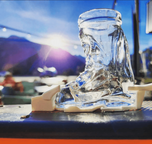 Ski-Shot - Votre chaussure de ski en verre avec fixation et tour de cou
